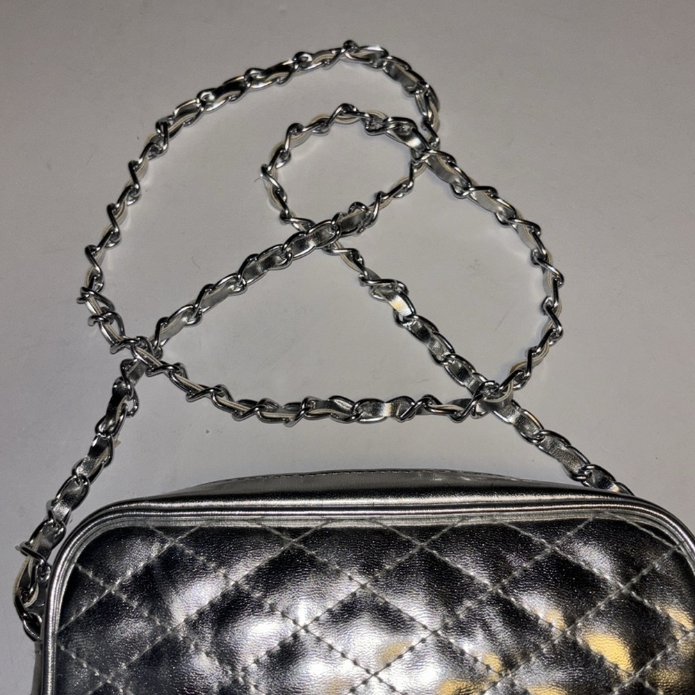 CHATEAU BRAND SILVER QUILTED CROSSBODY BAG WITH TASSEL
SILVER CHAIN STRAP - Picture 6 of 9